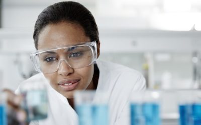 Mulheres negras e latinas trabalhando nas áreas "STEM" são frequentemente confundidas com zeladoras